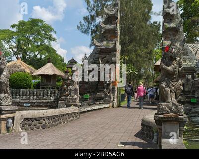 dh Pura Taman Ayun Royal Temple BALI INDONESIEN Mengwi Touristen Tempel Eingang über Graben touristischen hindu religiösen Stockfoto