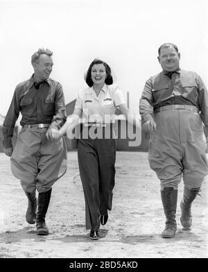 STAN LAUREL und OLIVER HARDY auf Set Candid mit SHEILA RYAN während der Dreharbeiten zu GREAT GUNS 1941 Regisseur MONTY BANKS Laurel und Hardy Feature Productions / Twentieth Century Fox Stockfoto