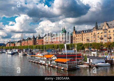 Panoramablick auf den Boulevard Strandvagen auf Ostermalm von der Djurgardsbron Brücke im Zentrum von Stockholm, der Hauptstadt von Schweden Stockfoto