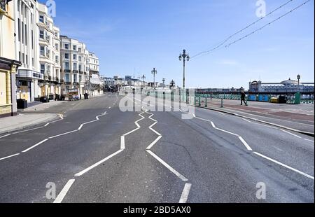 Brighton, Großbritannien. April 2020 - Brighton Seafront ist am Tag fünfzehn der Regierungen, die sich während der Coronavirus COVID-19-Pandemie-Krise in Großbritannien festsetzen, ohne Verkehr. Kredit: Simon Dack / Alamy Live News Stockfoto