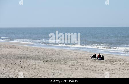 Westerland, Deutschland. April 2020. Fast menschenleer ist der Strand von Westerland. Für die Nordseeinsel gelten derzeit spezielle Zugangsregelungen. Credit: Carsten Rehder / dpa / Alamy Live News Stockfoto