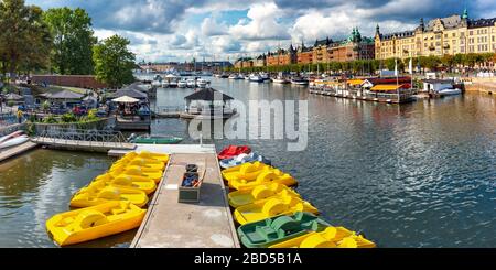 Panoramablick auf den Boulevard Strandvagen auf Ostermalm und Insel Djurgarden von der Djurgardsbron Brücke im Zentrum von Stockholm, der Hauptstadt von Schweden Stockfoto