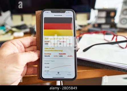 Marktoberdorf, Deutschland, 07. April 2020. Die Virus Assist App wird gesehen, während Goverments und Gesundheitsunternehmen Corona Covid-19 Apps aufgrund der Corona-Viruserkrankung (COVID-19) am 07. April 2020 in Marktoberdorf, Deutschland, entwickeln. © Peter Schatz / Alamy Live News Stockfoto