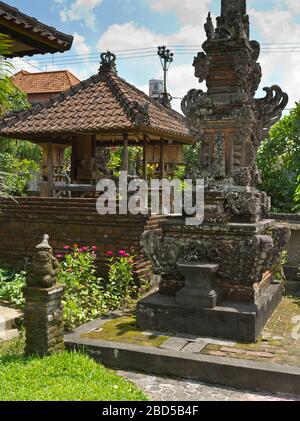 dh Balinese House Compound BALI INDONESIEN traditionelle Schrein im Garten und Gebäude asiatischen Stockfoto