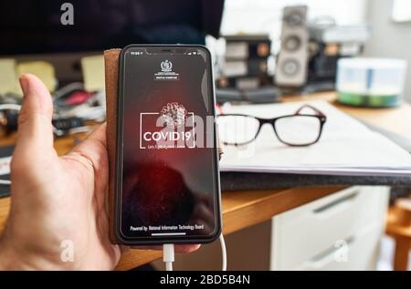 Marktoberdorf, Deutschland, 07. April 2020. Die COVID-19 PK-App (Pakistan) wird gesehen, während Goverments und Gesundheitsunternehmen Corona Covid-19-Apps aufgrund der Corona-Viruserkrankung (COVID-19) am 07. April 2020 in Marktoberdorf, Deutschland, entwickeln. © Peter Schatz / Alamy Live News Stockfoto