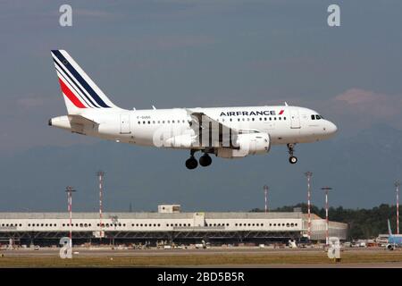 F-GUGC AirFrance Airbus A318 Passagierjet beim Start fotografiert am Flughafen Malpensa, Mailand, Italien Stockfoto