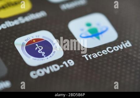 Marktoberdorf, Deutschland, 07. April 2020. Die App COVID-19 ( Vietnam ) und TraceCovid ( Abu Dhabi ) werden gesehen, während Goverments und Gesundheitsunternehmen Corona Covid-19-Apps aufgrund der Corona-Viruserkrankung (COVID-19) am 07. April 2020 in Marktoberdorf entwickeln. © Peter Schatz / Alamy Live News Stockfoto