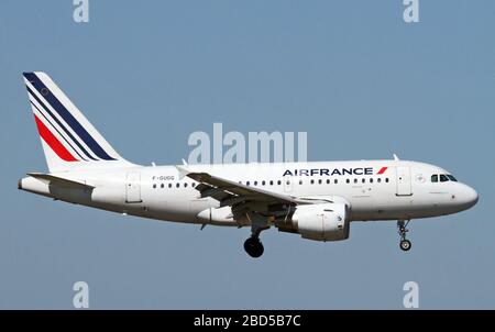 F-GUGG AirFrance Airbus A318 Passagierjet beim Start fotografiert am Flughafen Malpensa, Mailand, Italien Stockfoto