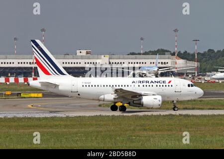 F-GUGH AirFrance Airbus A318 Passagierjet beim Start fotografiert am Flughafen Malpensa, Mailand, Italien Stockfoto