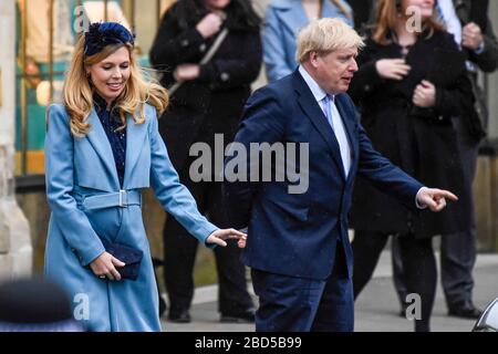London, Großbritannien. April 2020. DATEIFOTO Boris Johnson, Premierminister, auf Intensivpflege mit COVID 19-Symptomen, während Fiance Carrie Symonds sich zu Hause selbst isoliert. Foto aufgenommen am 9. März 2020. Boris Johnson, Premierminister, und Fiance Carrie Symonds verlassen die Westminster Abbey, nachdem sie am Commonwealth Day den jährlichen Gottesdienst besucht haben. Kredit: Stephen Chung / Alamy Live News Stockfoto