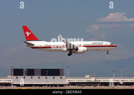Ei-FDS AirItaly Boeing 737 Next Gen Passagierjet beim Start fotografiert am Flughafen Malpensa, Mailand, Italien Stockfoto