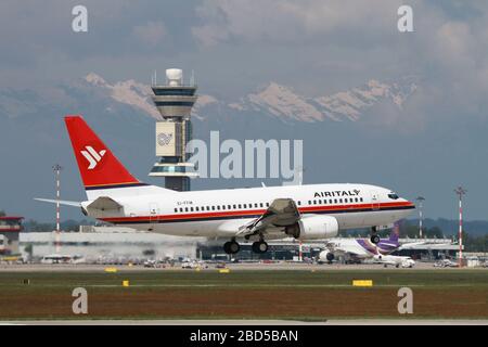Ei-FFM AirItaly Boeing 737 Next Gen Passagierjet beim Start fotografiert am Flughafen Malpensa, Mailand, Italien Stockfoto