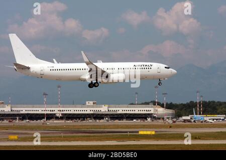 Ei-FNW AirItaly Boeing 737 Next Gen Passagierjet beim Start fotografiert am Flughafen Malpensa, Mailand, Italien Stockfoto