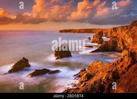 Cornwall Bedruthan Steps sea Stacks bei Flut Carnewas Bedruthan Cornwall Küste von North Cornwall Cornwall England UK GB Europa Stockfoto