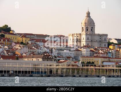 Die Kirche Santa Engracia, Alfama, Lissabon, Portugal. Die Panteao Nacional beherbergt die Überreste vieler prominenter portugiesischer Würdenträger. Stockfoto