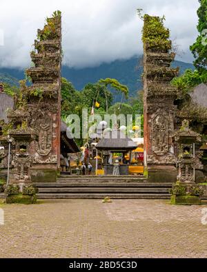 Vertikaler Blick auf die skulptierten Tore des Batukaru-Tempels in Bali, Indonesien. Stockfoto