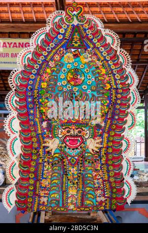 Vertikaler Blick auf eine atemberaubende, handgefertigte religiöse Dekoration in Bali, Indonesien. Stockfoto