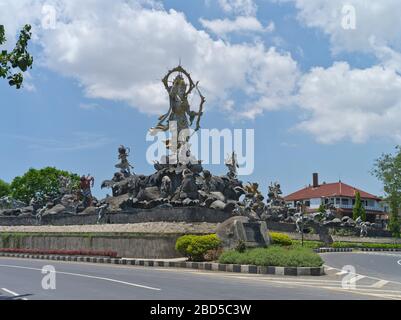 dh Patung Titi Banda Statue BALI INDONESIA BALINESISCHES Denkmal Kreisverkehr Kreuzung indonesisch Stockfoto