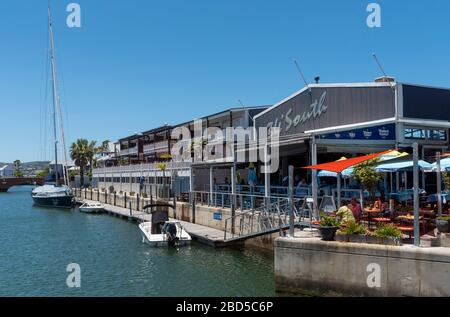 Knysna, Westkaper, Südafrika. 2019. Hafengebiet am Kynsna Harbour, ein beliebter Urlaubsort an der Garden Route, Westkaps, Südafrika Stockfoto