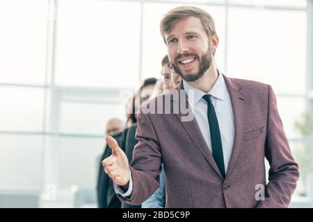 Nahaufnahme: Lächelnder Geschäftsmann, der seine Hand für einen Händedruck heraushält Stockfoto