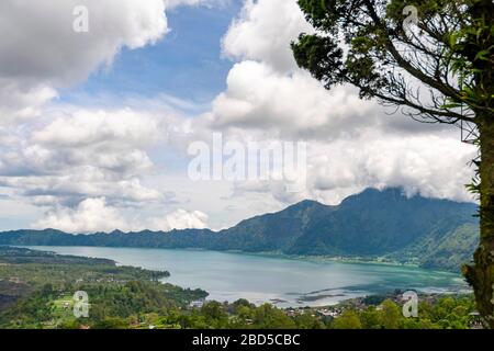 Horizontaler Panoramablick auf den Batur-See in Bali, Indonesien. Stockfoto