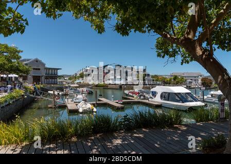 Thesen's Island, Knysna, Western Cape, Südafrika. 2019. Freizeitboote auf dem Knysna River auf der Thesens's Island ein Ferienresort an der Garden Route. Stockfoto