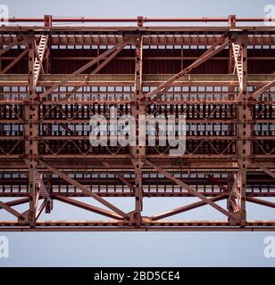 25 de Abril Brücke, Lissabon, Portugal. Abstraktes Detail der Eisen- und Stahlmetallverarbeitung unter der Hängebrücke über den Tejo. Stockfoto