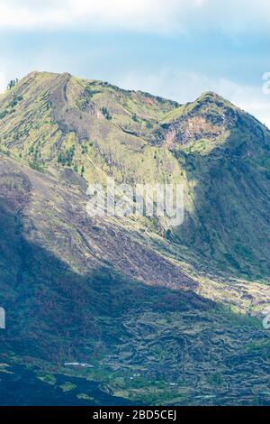 Vertikaler Blick auf den historischen Lavastrom vom Gipfel des Mount Batur in Bali, Indonesien. Stockfoto