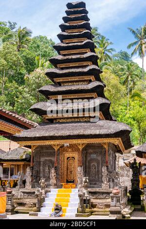 Vertikaler Blick auf den Meru-Turm im Kehen-Tempel in Bali, Indonesien. Stockfoto