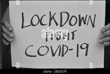 Hand-Holding-Whitepaper schrieb Lockdown und kämpfen, um die Quarantäne von Corona-Virus oder COVID-19 Krise in der Welt Stockfoto