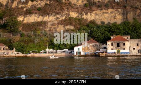 Restaurants am Flussufer am südlichen Ufer des Flusses Tejo im Stadtteil Arialva in Lissabon, Portugal. Stockfoto