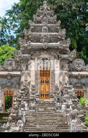 Vertikaler Blick auf den Eingang zum Kehen-Tempel in Bali, Indonesien. Stockfoto