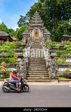 Vertikaler Blick auf den Eingang zum Kehen-Tempel in Bali, Indonesien. Stockfoto