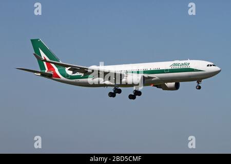 Ei-EJM Alitalia, Airbus A330-202. Fotografiert am Flughafen Malpensa, Mailand, Italien Stockfoto