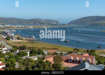 Knysna, Westkaper, Südafrika. 2019. Eine Übersicht über Knysna und die Lagune auf der Gartenroute im Westkaper, Südafrika. Stockfoto