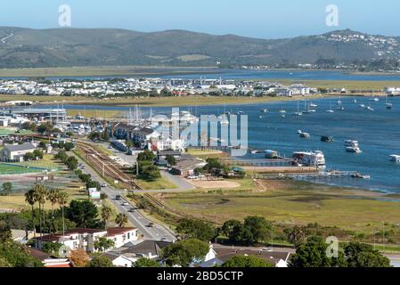 Knysna, Westkaper, Südafrika. 2019. Eine Übersicht über Knysna und die Lagune auf der Gartenroute im Westkaper, Südafrika. Stockfoto