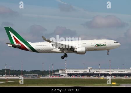 Ei-EJM Alitalia, Airbus A330-202. Fotografiert am Flughafen Malpensa, Mailand, Italien Stockfoto