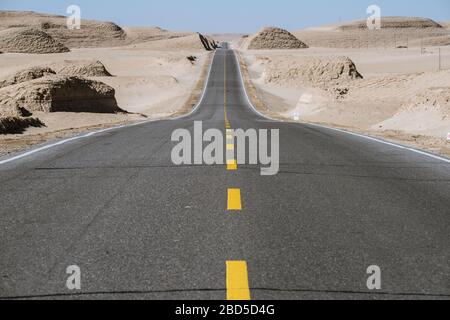 Gobi Wüste Straße auf riesigen trockenen Wildnis Stockfoto