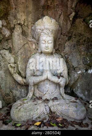 Buddha-Skulptur aus Stein, Felai Feng Grotten, Lingyin Tempel, West Lake, Hangzhou, China Stockfoto