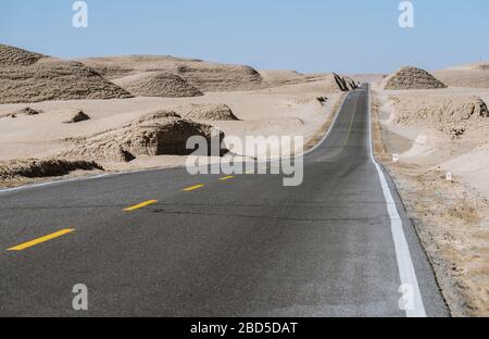 Gobi Wüste Straße auf riesigen trockenen Wildnis Stockfoto