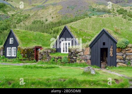 Traditionelle isländische Haus mit Grasdach in Skogar Folk Museum, Island Stockfoto