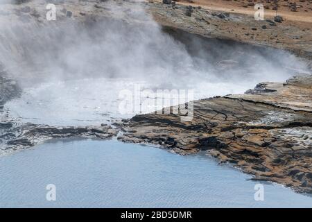 Kochender Schlammpool in Namafjall Hverir Geothermal Area - Island Stockfoto