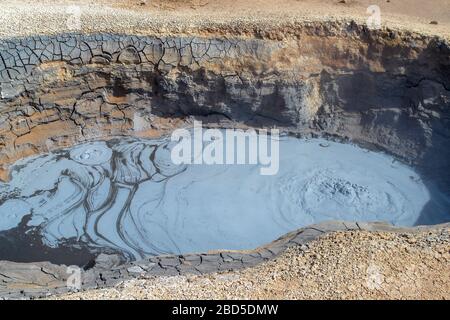 Kochender Schlammpool in Namafjall Hverir Geothermal Area - Island Stockfoto