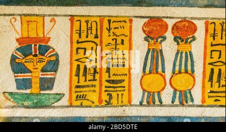 Theben in Ägypten, Tal der Adligen (Dra Abu el Naga), Grab von Roy. Ein Fries auf einer Wand, mit Hathor-Köpfen und Khekherus. Stockfoto