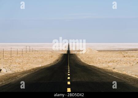 Gobi Wüste Straße auf riesigen trockenen Wildnis Stockfoto