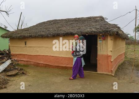 Chitwan, Nepal - 21. Januar 2020: Frau vor ihrem traditionellen ländlichen Haus in Chitwan auf Nepal Stockfoto