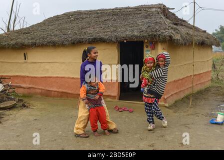 Chitwan, Nepal - 21. Januar 2020: Kinder vor ihrem traditionellen ländlichen Haus in Chitwan auf Nepal Stockfoto