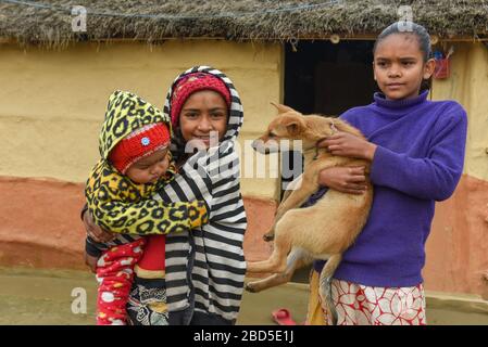 Chitwan, Nepal - 21. Januar 2020: Kinder vor ihrem traditionellen ländlichen Haus in Chitwan auf Nepal Stockfoto