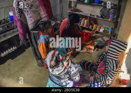 Chitwan, Nepal - 21. Januar 2020: Familie Tharu auf ihrem traditionellen ländlichen Haus in Chitwan auf Nepal Stockfoto