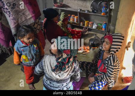 Chitwan, Nepal - 21. Januar 2020: Familie Tharu auf ihrem traditionellen ländlichen Haus in Chitwan auf Nepal Stockfoto